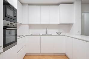 Een koelkast, een microgolfoven, een oven, een kookplaat