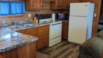 Jääkaappi, mikroaaltouuni, leivänpaahdin