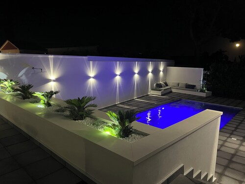 Villa Giuliana luxury home: swimming pool, solarium, barbecue. A few steps from the sea
