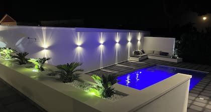 Villa Giuliana luxury home: swimming pool, solarium, barbecue. A few steps from the sea