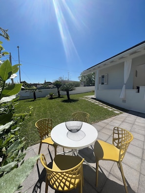 Outdoor dining - Villa Giuliana luxury home: swimming pool, solarium, barbecue. A few steps from the sea (Fontane Bianche)