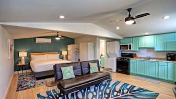 Desk, iron/ironing board, WiFi, bed sheets