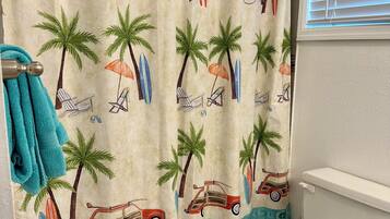 Ducha, secador de pelo, toallas, jabón