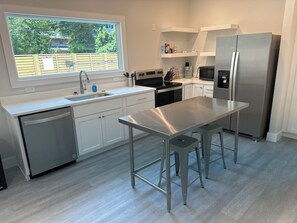 Geladeira, micro-ondas, fogão, cooktop