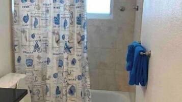 Haartrockner, HandtĂŒcher, Seife, Shampoo