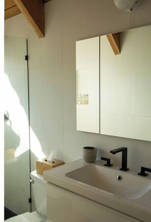 Een douche, handdoeken, zeep, shampoo