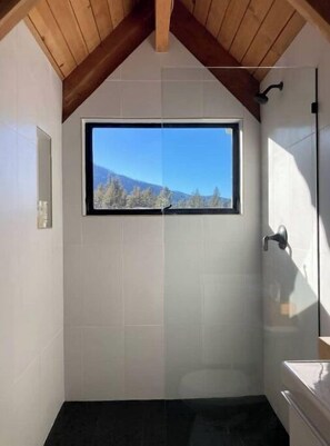 Douche, serviettes fournies, savon, shampoing