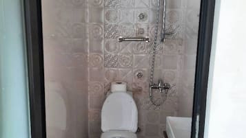 Een haardroger, zeep, shampoo, toiletpapier