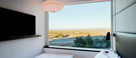 Room, 1 King Bed (High Floor) | Premium bedding, down duvets, pillow-top beds, in-room safe