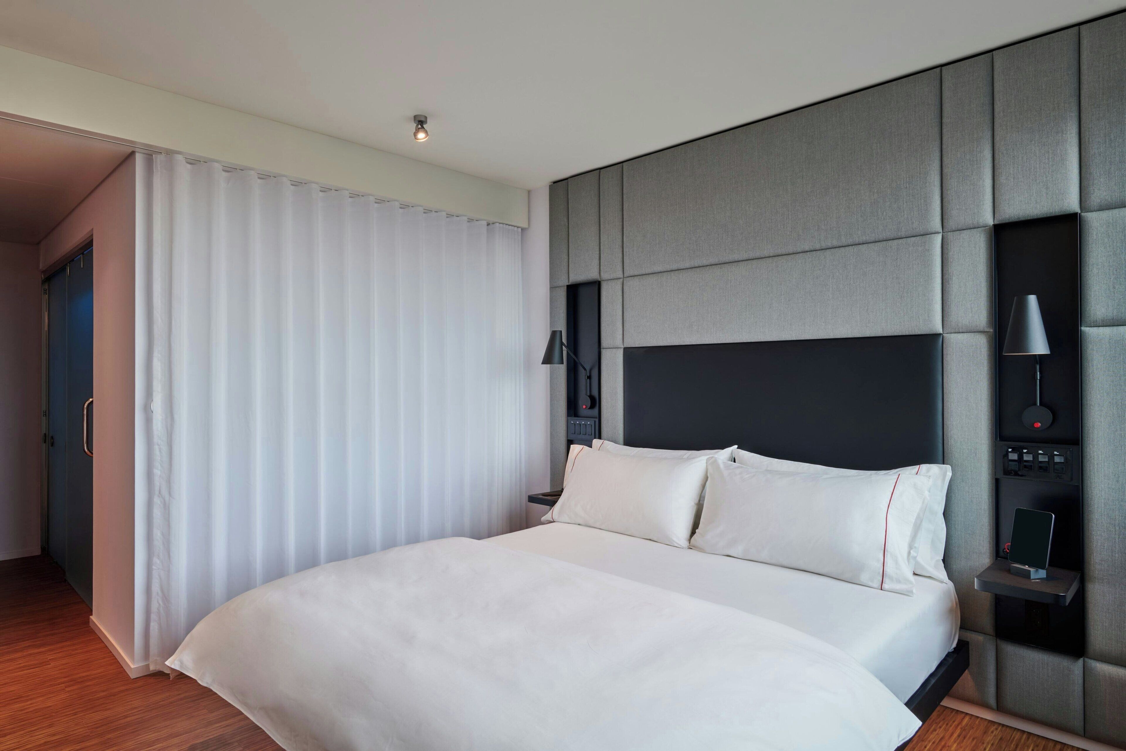 Quarto, 1 cama King (Mobility Accessible, Roll-In Shower) | Roupas de cama premium, edredons de pluma, camas com colchões pillow-top