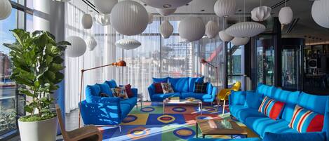 Coin salon dans le hall