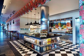 Petit déjeuner buffet servi tous les jours en supplément