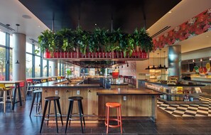 بوفيه فطور يوميًا بتكلفة قدرها (22 USD للشخص)