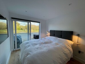 2 bedrooms, iron/ironing board, internet, bed sheets