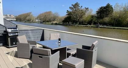2 Bedroom Canalside Apartment in Bude, Walking Distance to Sandy Beach and Town