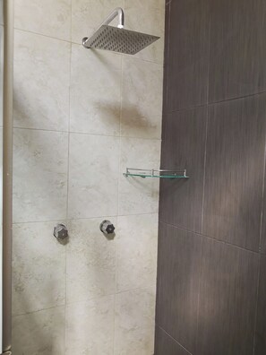 Shower, rainfall showerhead, towels, soap - Hotel Boutique Alebrijes Salina Cruz (Salina Cruz)