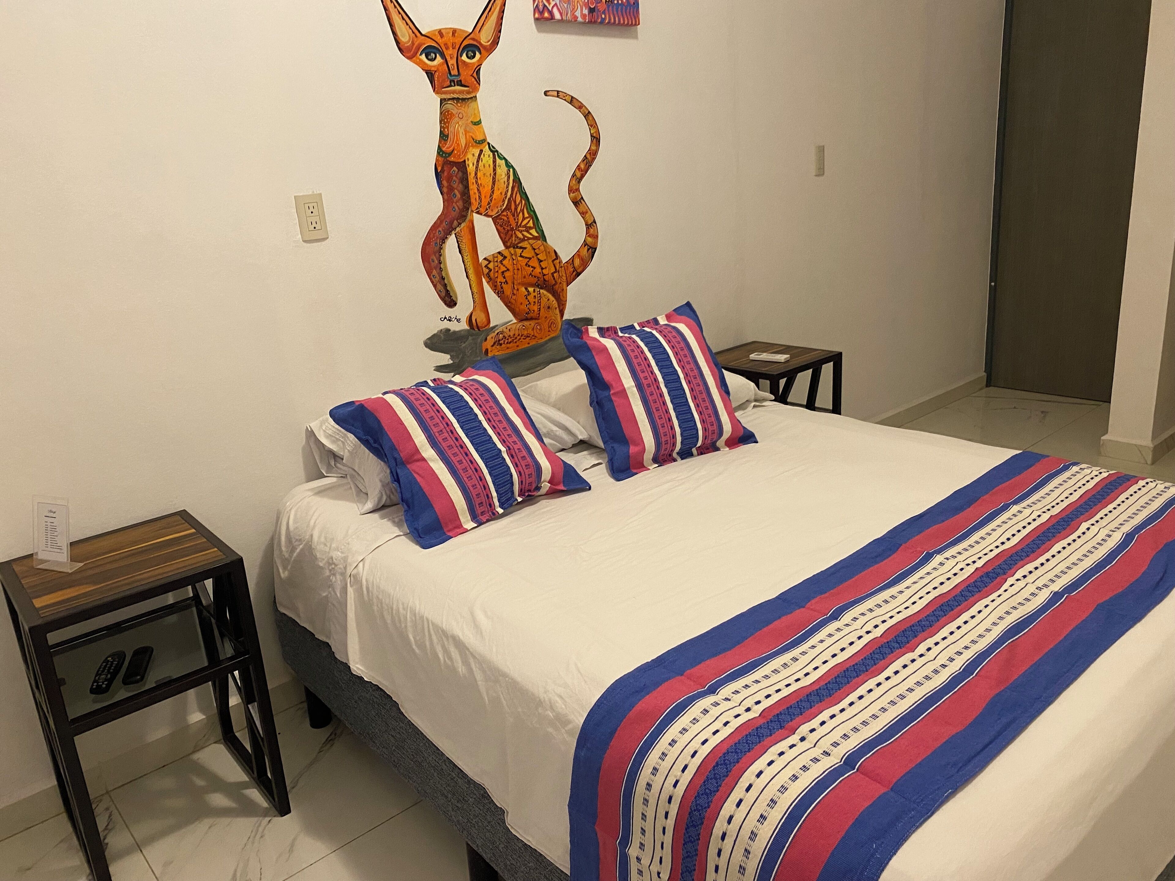 Decoración personalizada, escritorio y espacio para trabajar con laptop 
