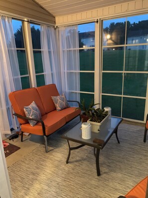 Smart TV - Spacious 4-Bedroom home in Greensboro. Convenient Location! (Greensboro)