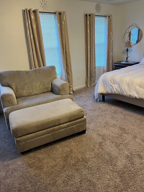 4 bedrooms, iron/ironing board, travel cot, free WiFi - Spacious 4-Bedroom home in Greensboro. Convenient Location! (Greensboro)