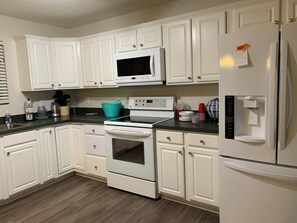 Kjøleskap, mikrobølgeovn, ovn og kokeplater