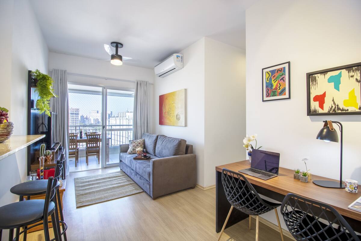Eine moderne Wohnung mit Wohnbereich, Essbereich und Arbeitsplatz.