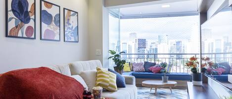 Three Bedroom Apartment in Pinheiros | Pool | AC | Gym | Living area | TV