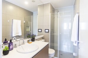 Apartamento | Baño | Ducha, artículos de higiene personal gratuitos y secador de pelo