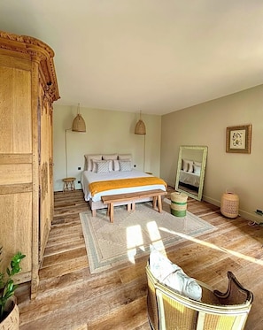 4 bedrooms, in-room safe, desk, iron/ironing board