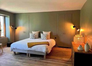 4 bedrooms, in-room safe, desk, iron/ironing board