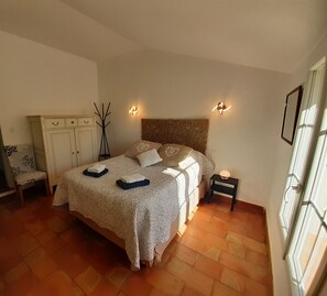 8 slaapkamers, een strijkplank/strijkijzer, reisbedje, wifi