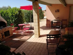 Outdoor dining - Magnifique Gite de Groupes en Provence (ROAIX)