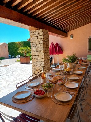 Outdoor dining - Magnifique Gite de Groupes en Provence (ROAIX)