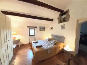 8 bedrooms, iron/ironing board, travel cot, WiFi - Magnifique Gite de Groupes en Provence (ROAIX)