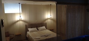 Rideaux occultants, chambres insonorisées, fer et planche à repasser