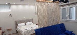 Rideaux occultants, chambres insonorisées, fer et planche à repasser