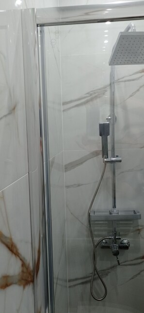 Dusche, Regendusche, Hausschuhe, Handtücher