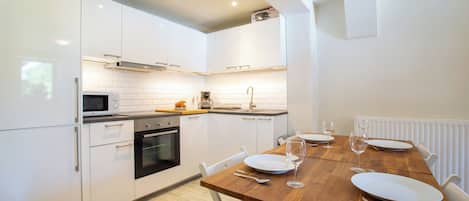 Réfrigérateur, four à micro-ondes, un four, surface de cuisson