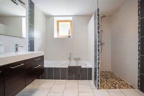 Badewanne, Haartrockner, HandtĂŒcher, Seife