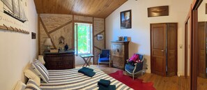 4 chambres, bureau, fer et planche à repasser, lit parapluie