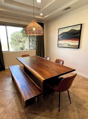 Dining - Cheerful 4-bedroom home with pool and hot tub (Joshua Tree)