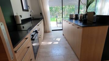 Premium Villa, Accessible, Ensuite (Bastide 4 chambres 3 sdb) | Shared kitchen