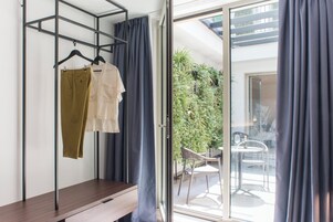 Camera Standard con letto matrimoniale o 2 letti singoli | Area soggiorno | Smart TV 42 pollici con canali digitali