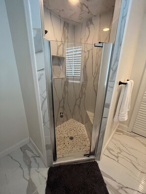 Shower, hair dryer, towels, soap - Gone Coastal (Key West)