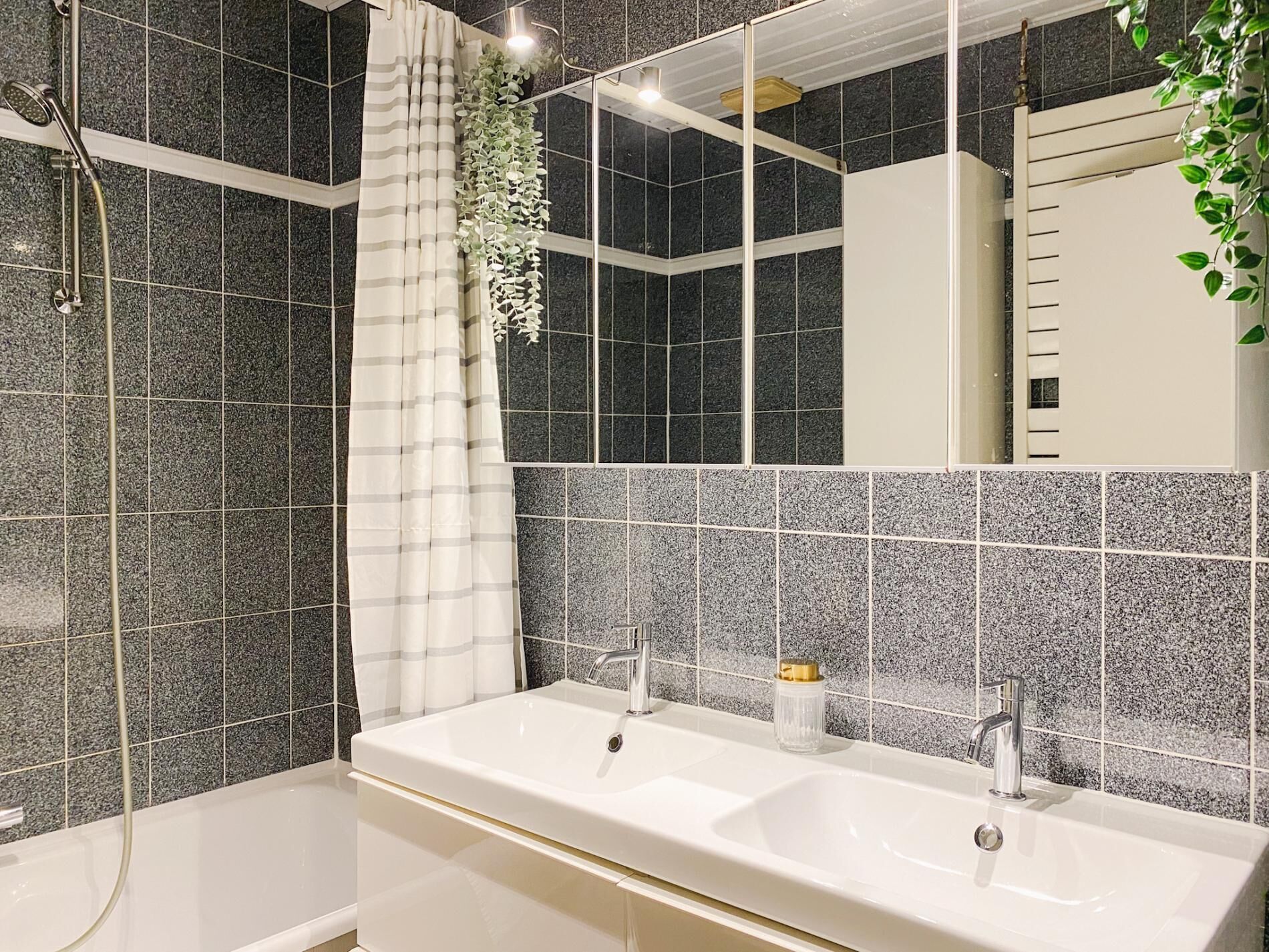 Shower, towels