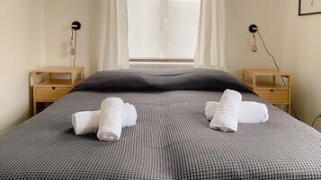 4 slaapkamers, een strijkplank/strijkijzer, gratis wifi, beddengoed