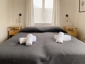 4 dormitoris, planxa i posts de planxar, wifi gratuïta i roba de llit 