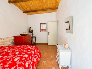 2 bedrooms, iron/ironing board, bed sheets