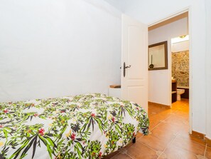 2 bedrooms, iron/ironing board, bed sheets