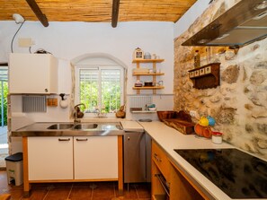 Fridge, microwave, coffee/tea maker, electric kettle - Cubo's Secret Nature House / nature / family (Coín)