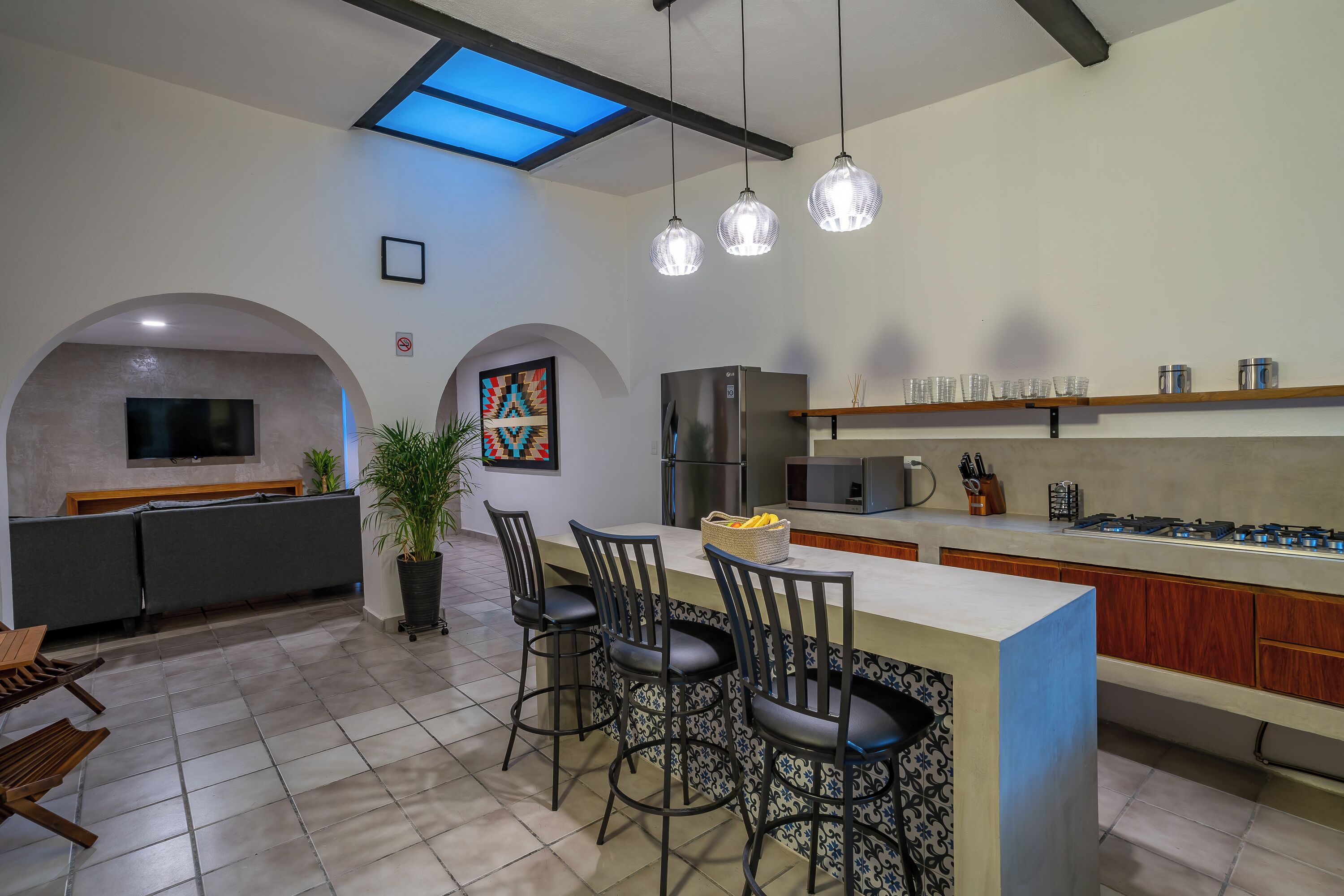 Suite Confort, 1 cama de matrimonio grande | Zona de estar | Una Smart TV, Netflix, un altavoz inteligente, servicios de streaming